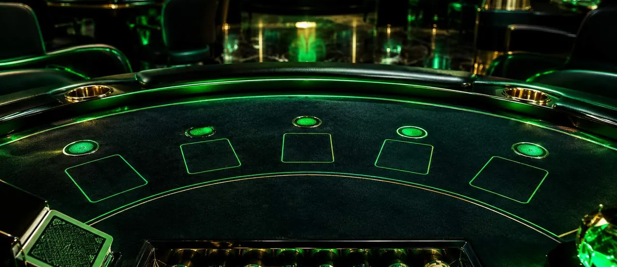Ilustrasi blackjack table and casino dealer — panduan RTP Slot Live Sofabet88